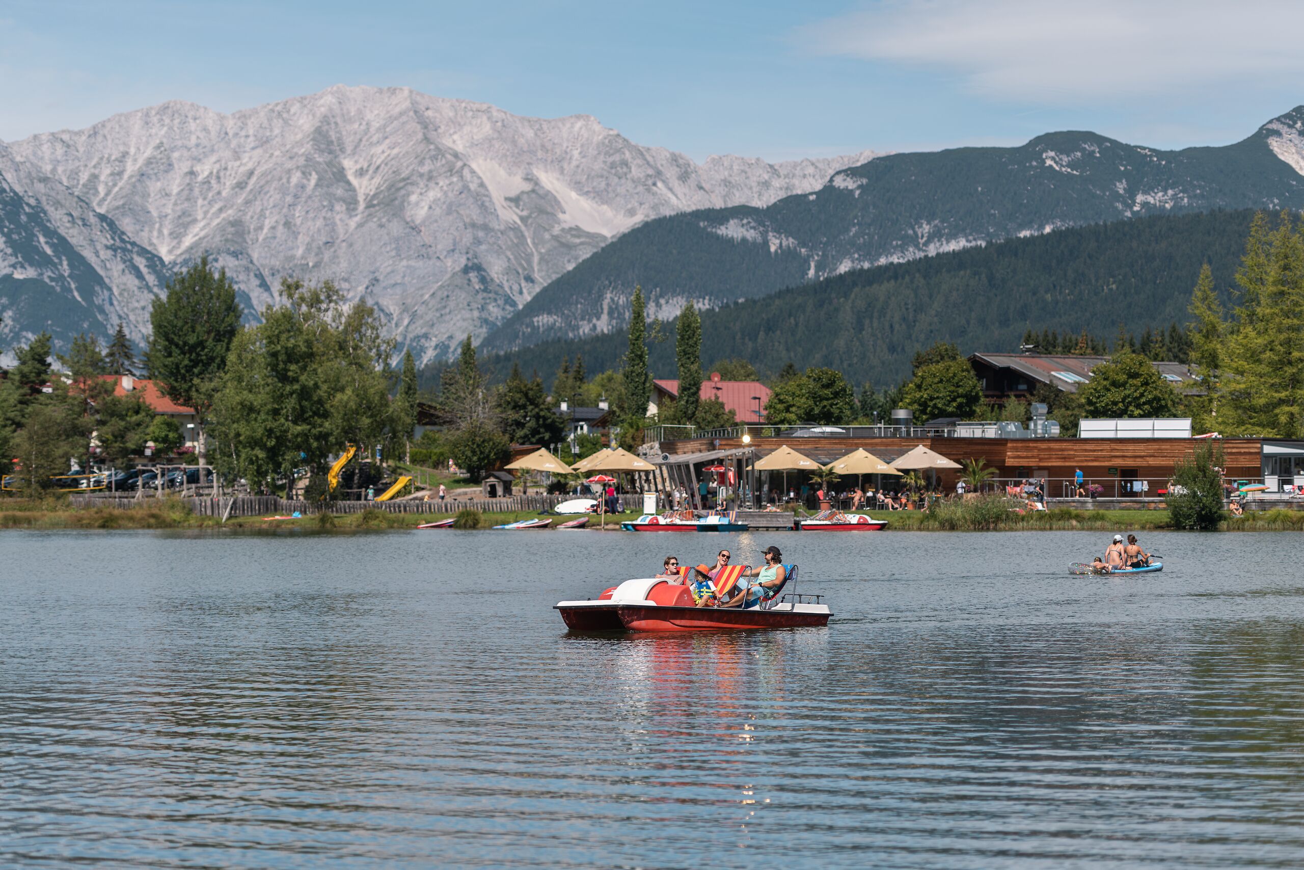 Familie im Tretboot in Seefeld